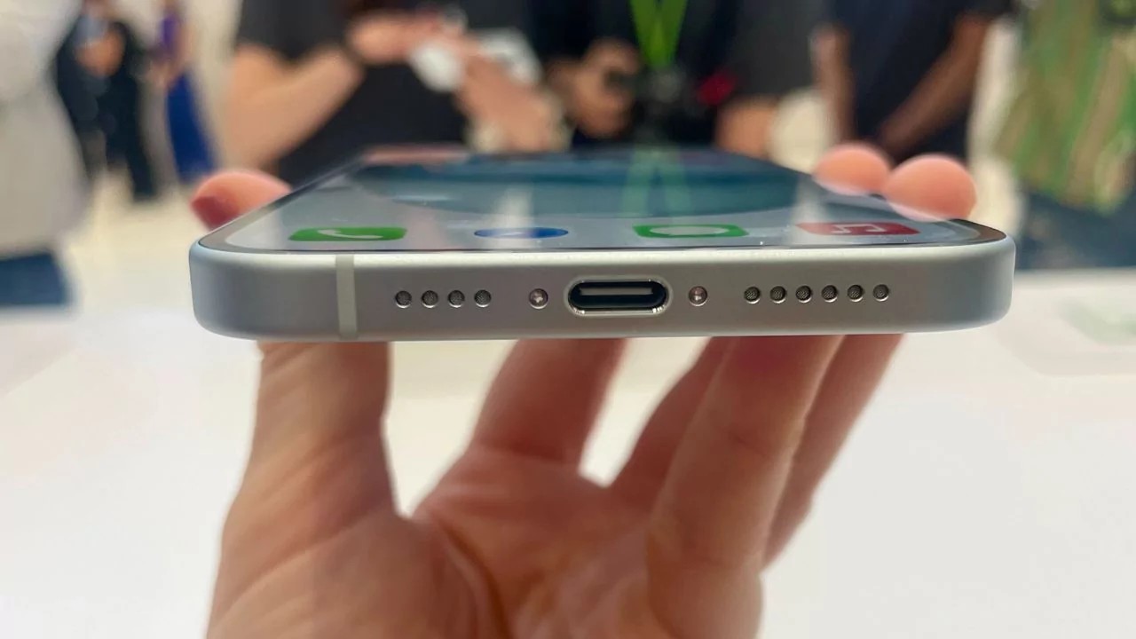 APPLE ADVISES AGAINST USING CABLES FROM ANDROID DEVICES